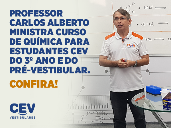 Professor Carlos Alberto ministra curso de química para estudantes CEV do 3º ano e do pré-vestibular. Confira!