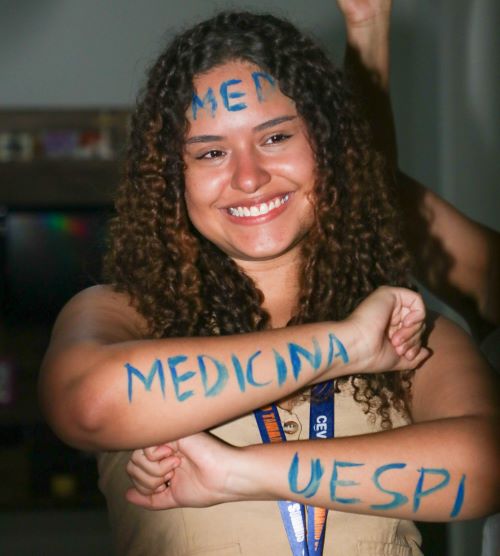 Aprovada em Medicina na Uespi conta que sonhava com o curso desde criança