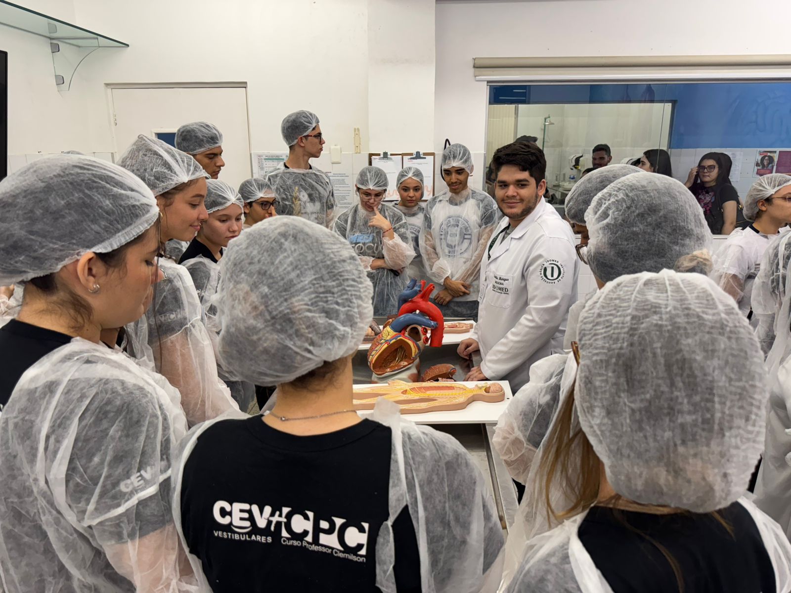 Alunos do 3º ano e Pré conhecem estrutura de uma faculdade de Medicina e sonho cresce!